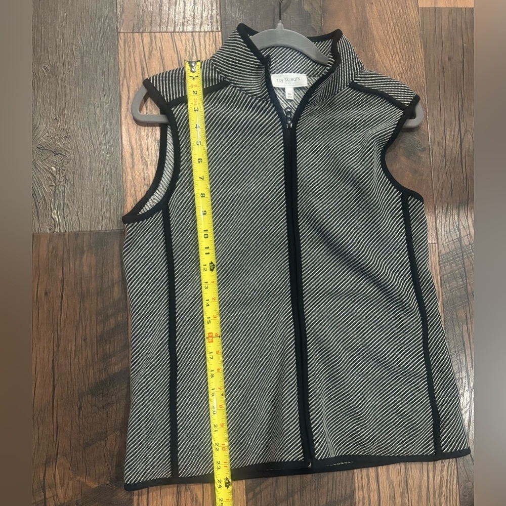 T by Talbots Sweater Vest
Black/White Sleeveless Knit
Womens Medium Petite - Picture 10 of 11